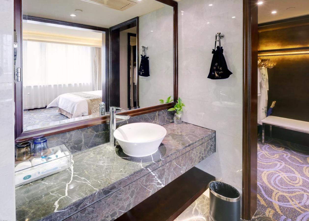 Ocean Hotel Guangzhou-TaoJin Metro Station photo