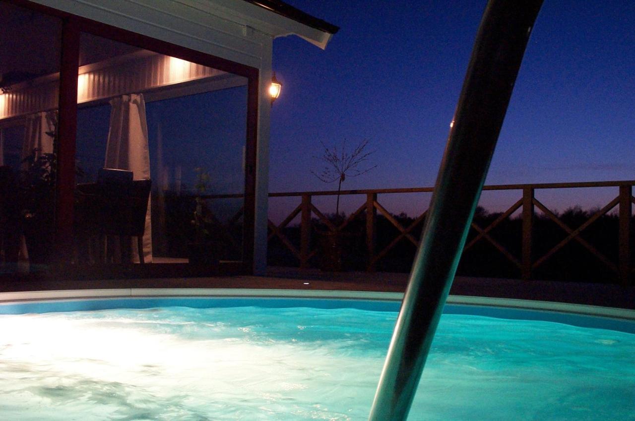 Heated swimming pool: Hotel Bella Luna