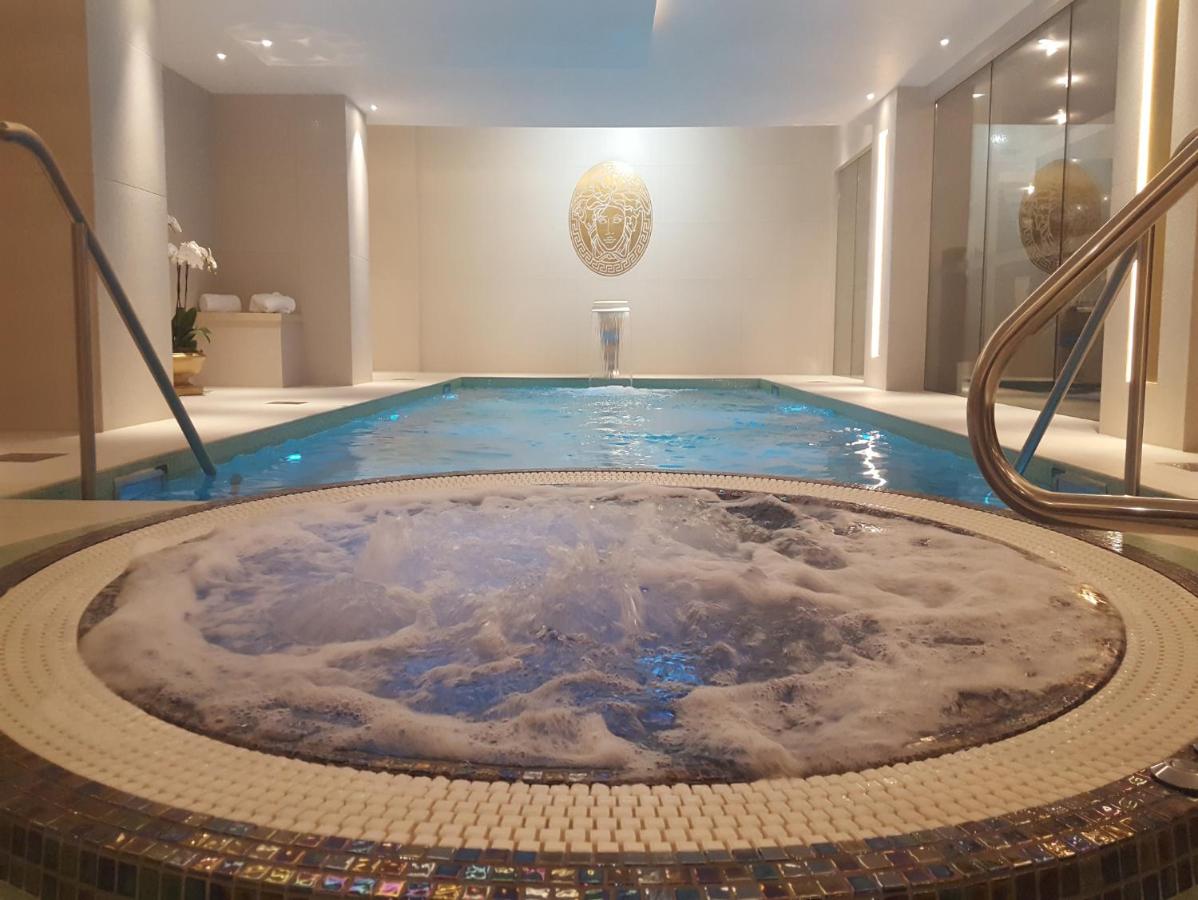 London is a city known for its luxury hotels, and many of these offer their guests the added bonus of a swimming pool. Read more for the best hotels with swimming pools in London London is a city known for its luxury hotels, and many of these offer their guests the added bonus of a swimming pool. Read more for the best hotels with swimming pools in London