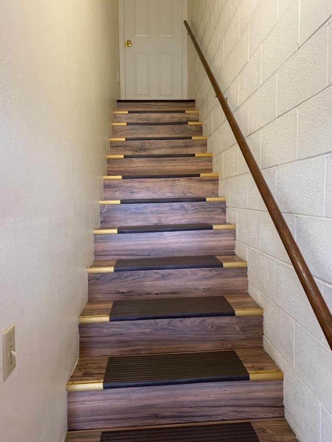 Townhouse Inn & Suites — photo 18