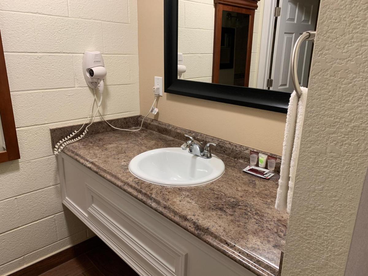 Townhouse Inn & Suites — photo 16