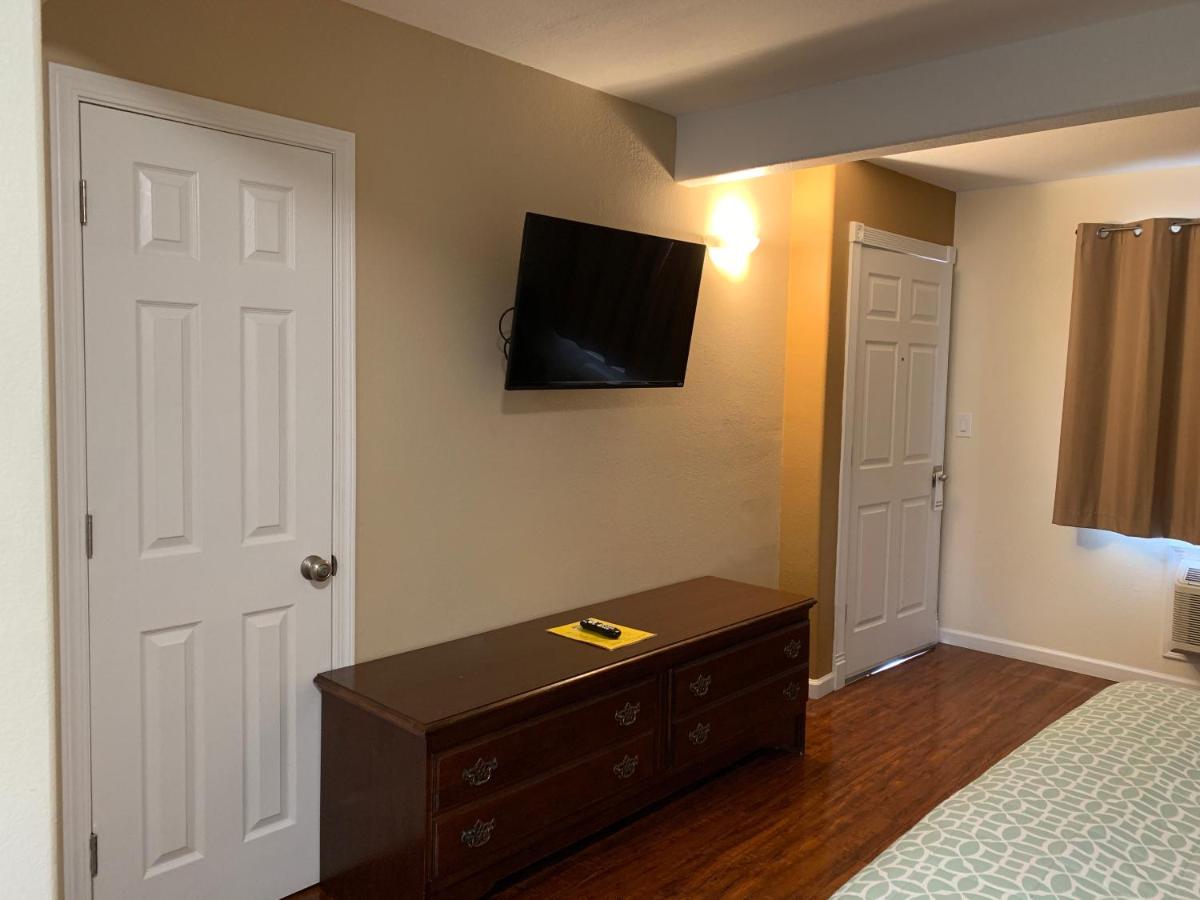 Townhouse Inn & Suites — photo 5