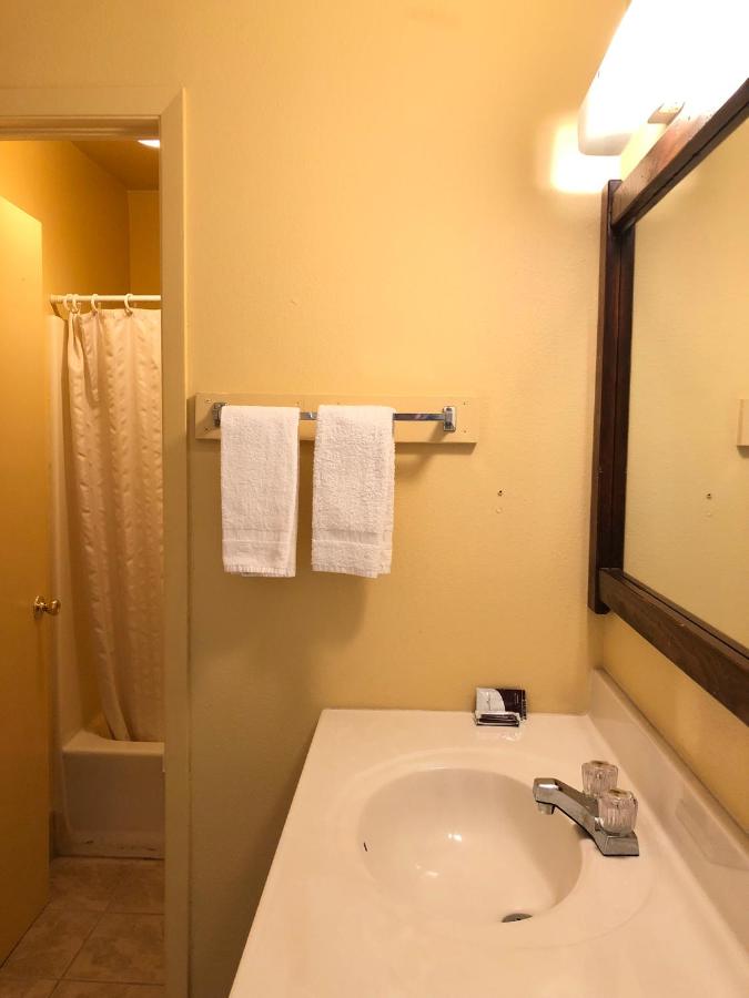 Deluxe Inn Motel & RV Park — photo 14