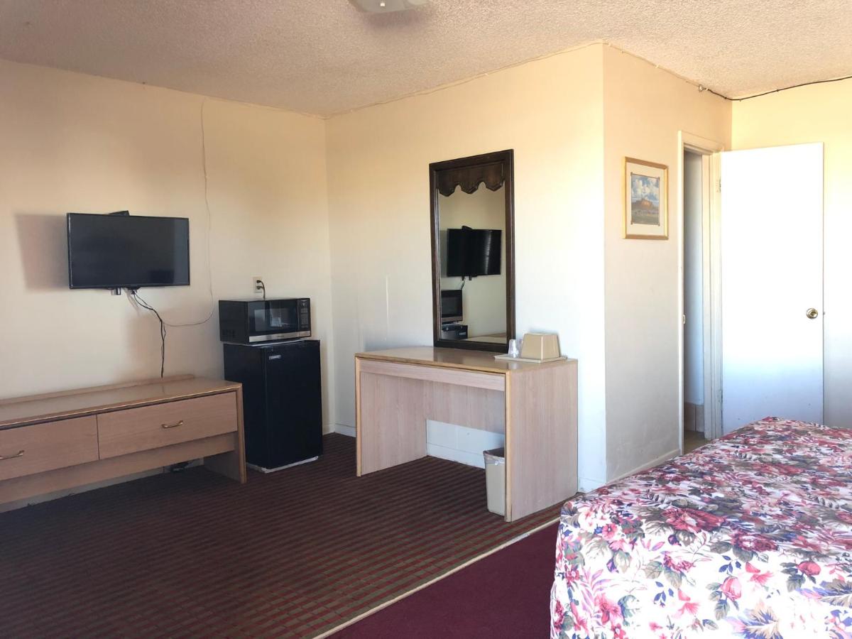 Deluxe Inn Motel & RV Park — photo 21