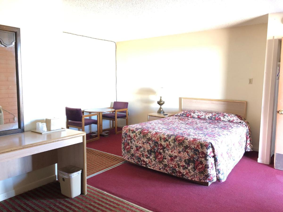 Deluxe Inn Motel & RV Park — photo 20