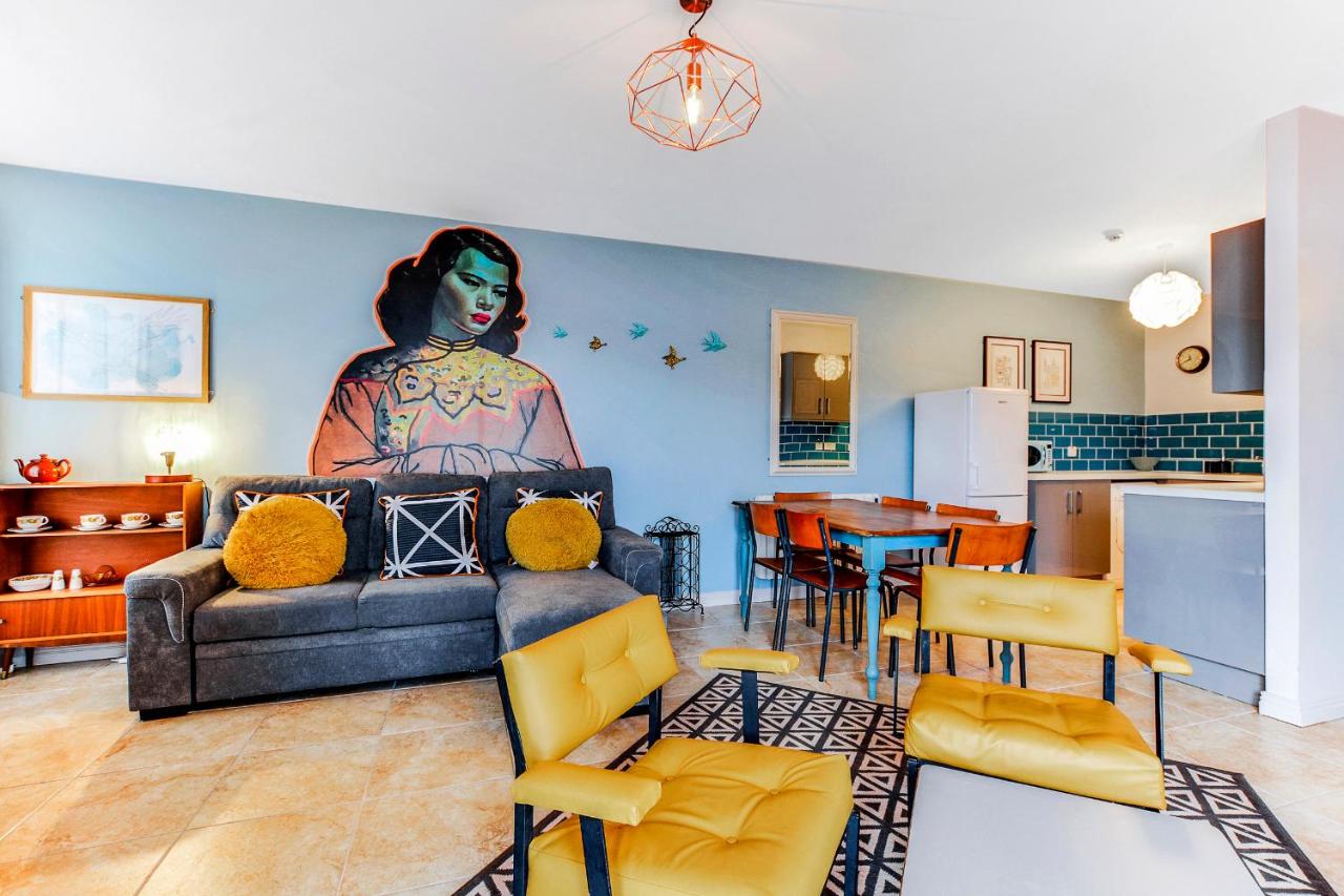 {{ hotelInfo.altText }}