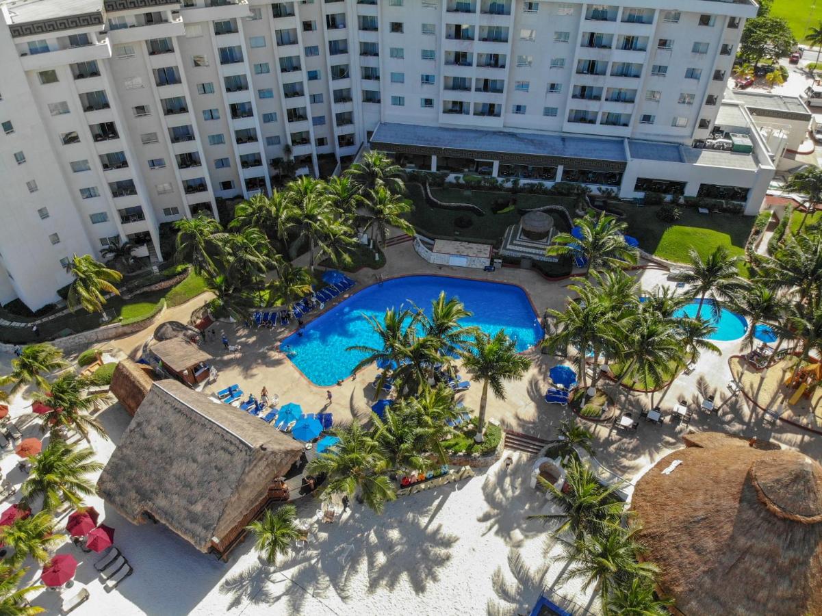 Heated swimming pool: Hotel Casa Maya