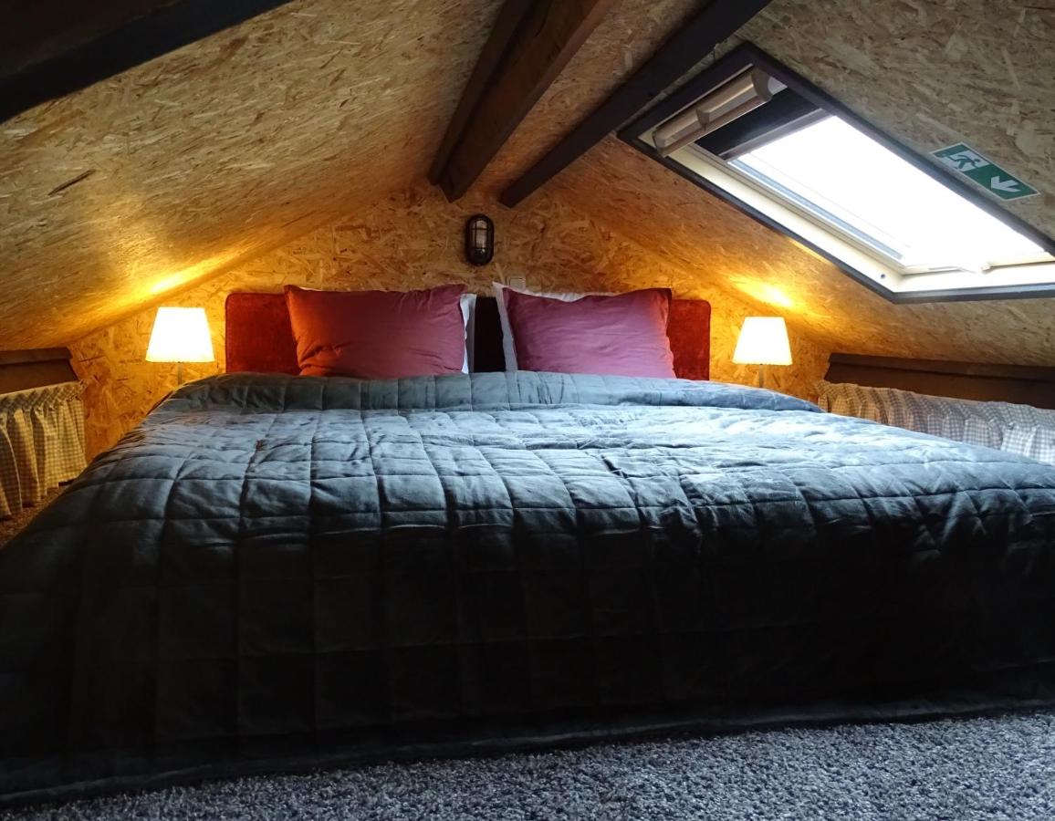 a bed in a room with a window at De Oude Stoffeerderij in Dussen