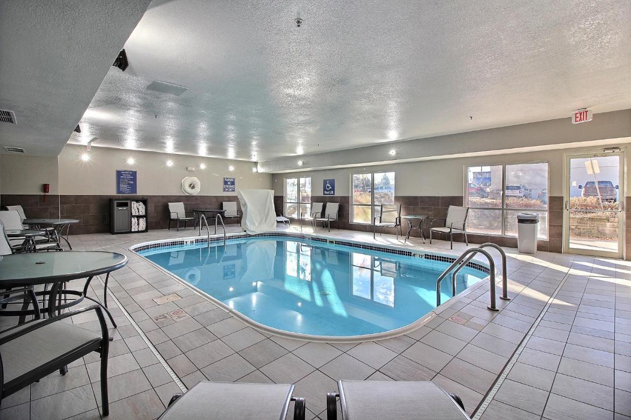 Heated swimming pool: Best Western Greeley