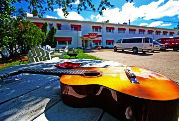 Holiday Music Motel — photo 1