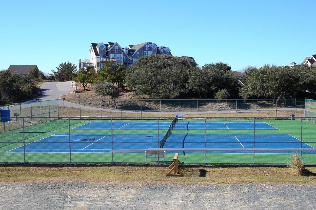 Tennis court: Barrier Island Station, a VRI resort