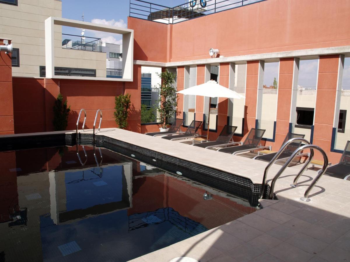 Rooftop swimming pool: Eco Alcalá Suites