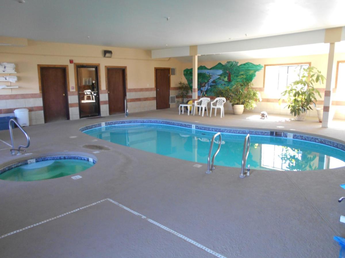 Heated swimming pool: Alpine Inn & Suites Gunnison