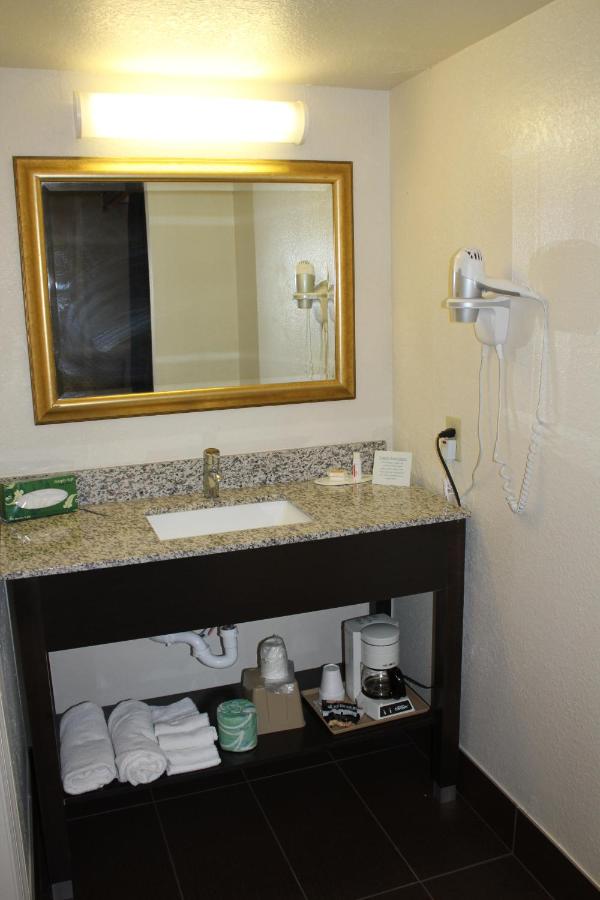 Days Inn by Wyndham Birmingham/West photo