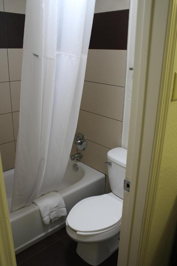 Days Inn by Wyndham Birmingham/West photo