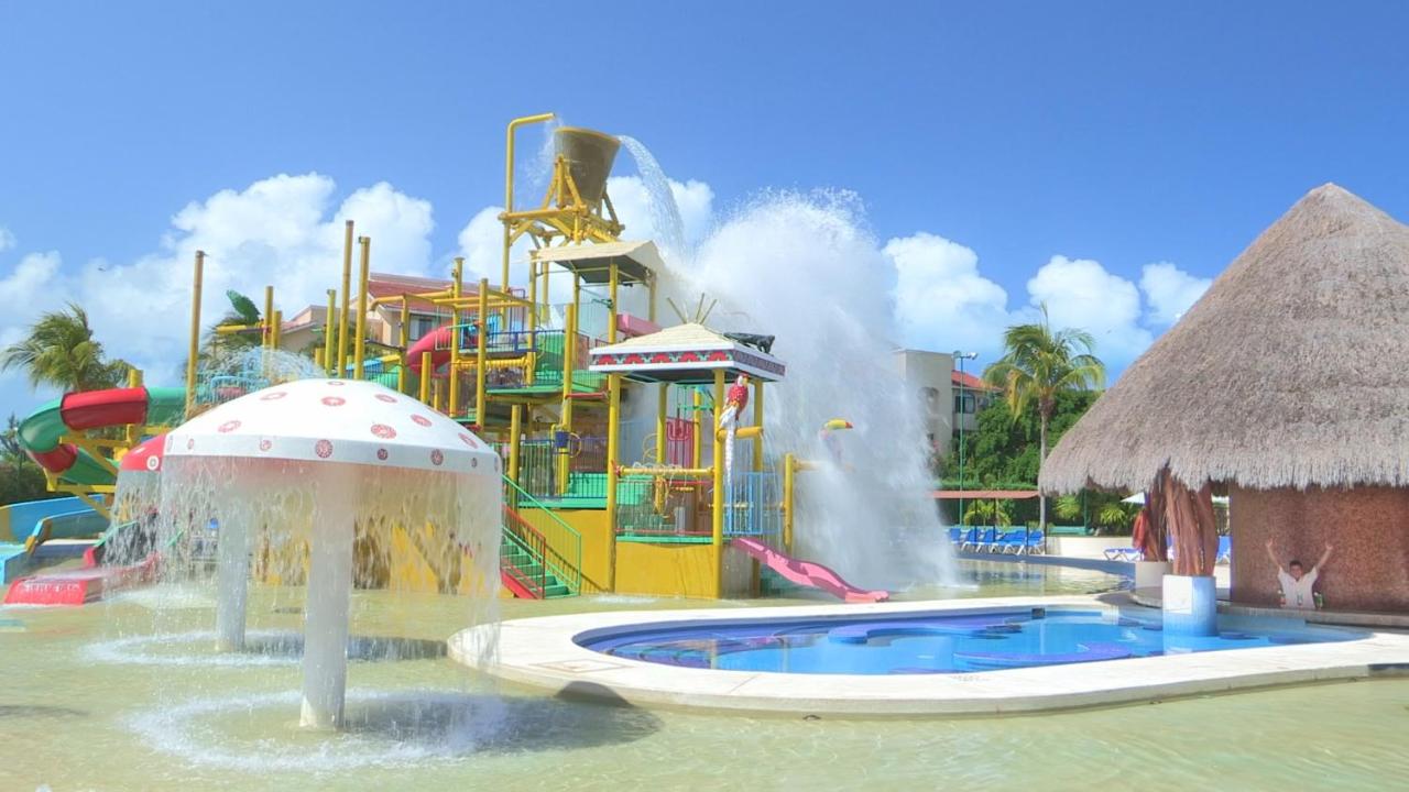 Tennis court: All Ritmo Cancun Resort & Water Park