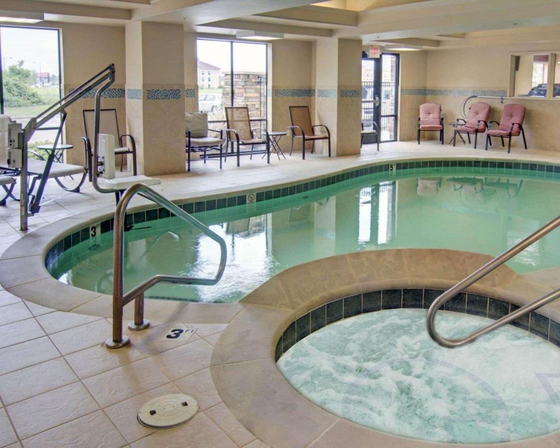 Heated swimming pool: Comfort Suites Texarkana Arkansas