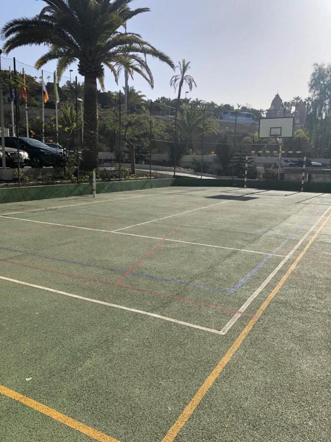 Tennis court: Las Americas Green Beach