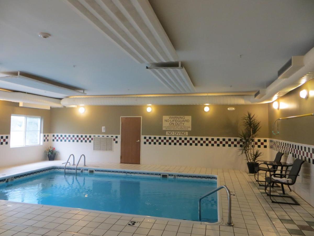 Heated swimming pool: Country Inn & Suites by Radisson, Gurnee, IL