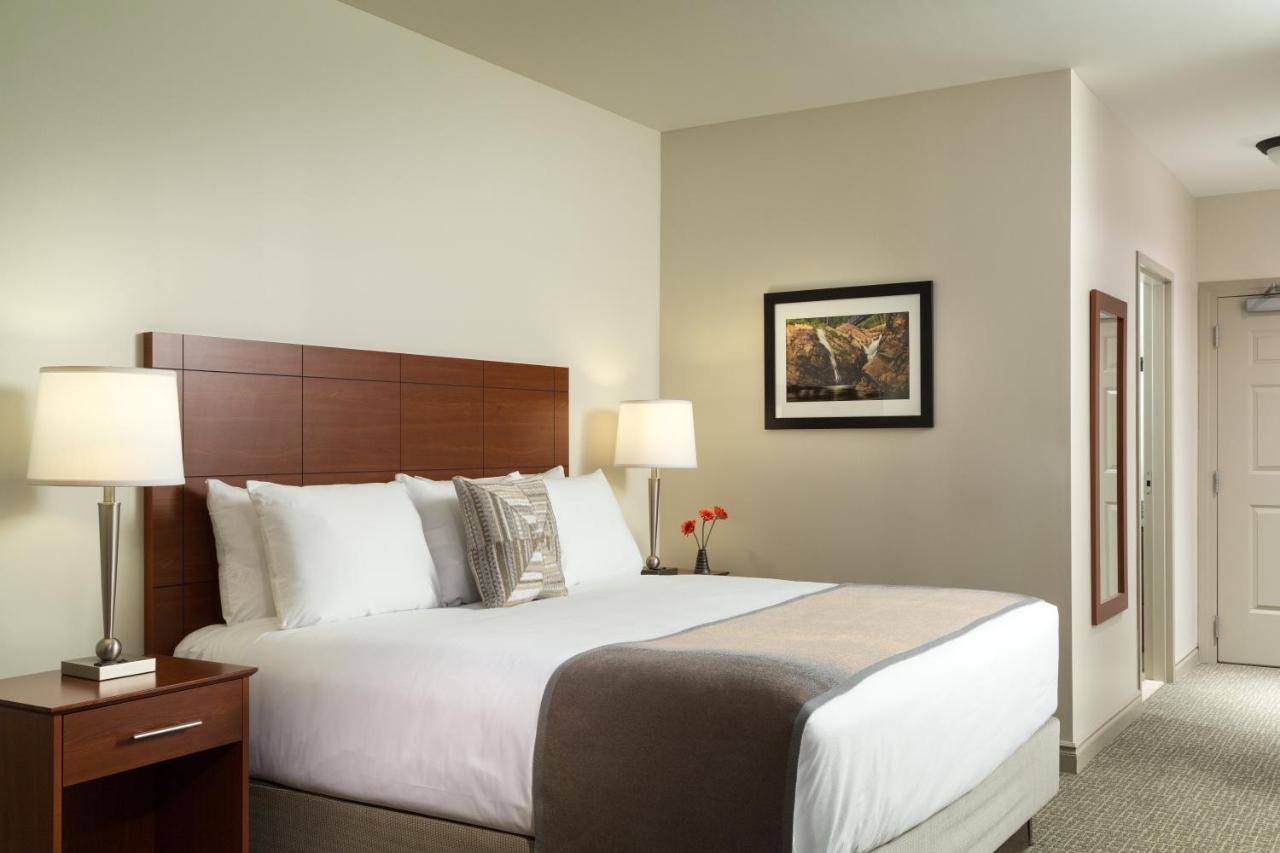 Brass Bed Hotel Lounge and Ballroom — photo 10