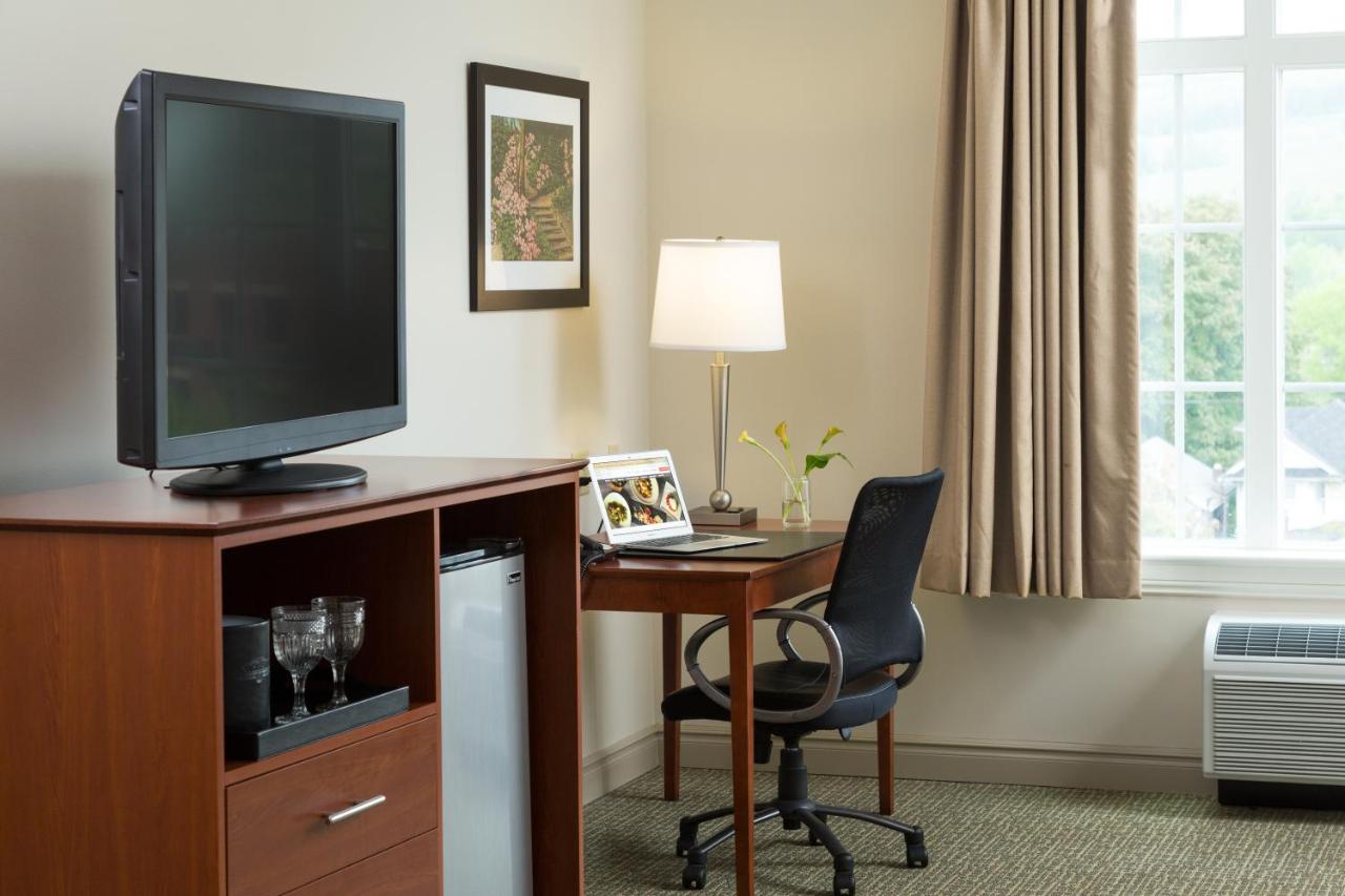 Brass Bed Hotel Lounge and Ballroom — photo 12