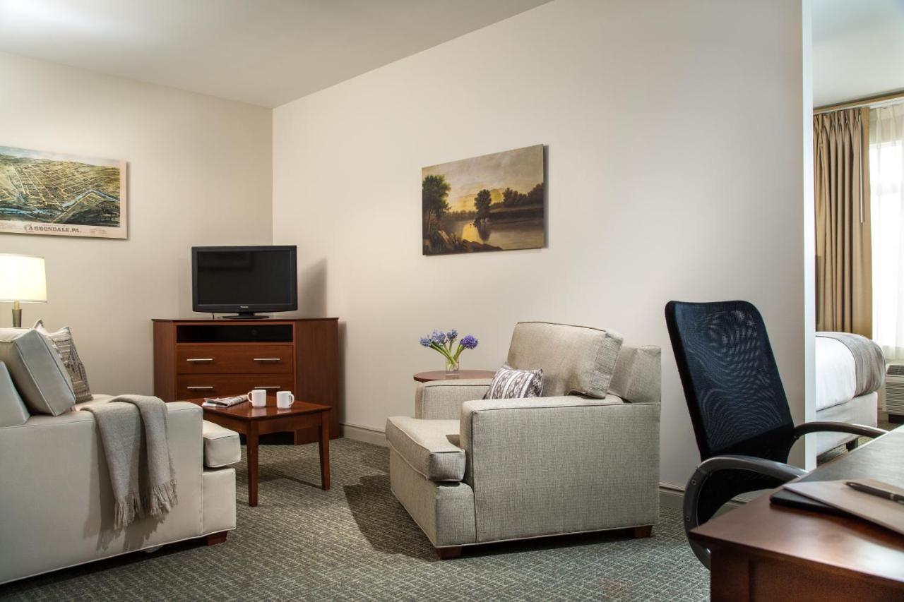 Brass Bed Hotel Lounge and Ballroom — photo 15