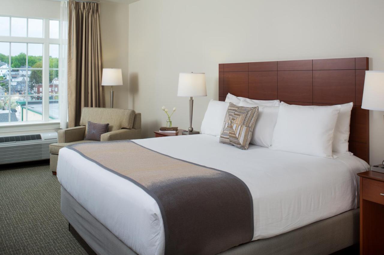 Brass Bed Hotel Lounge and Ballroom — photo 13