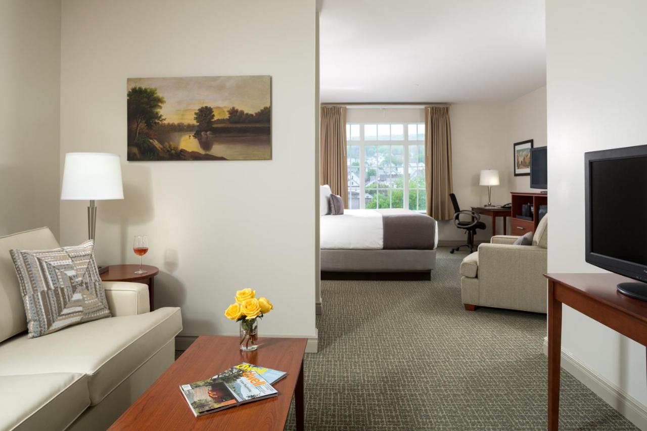 Brass Bed Hotel Lounge and Ballroom — photo 14