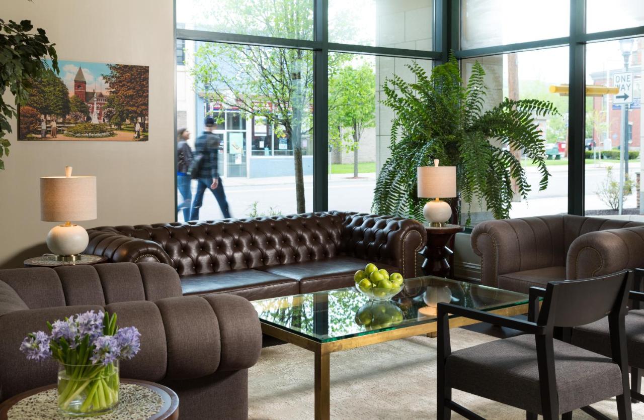 Brass Bed Hotel Lounge and Ballroom — photo 18