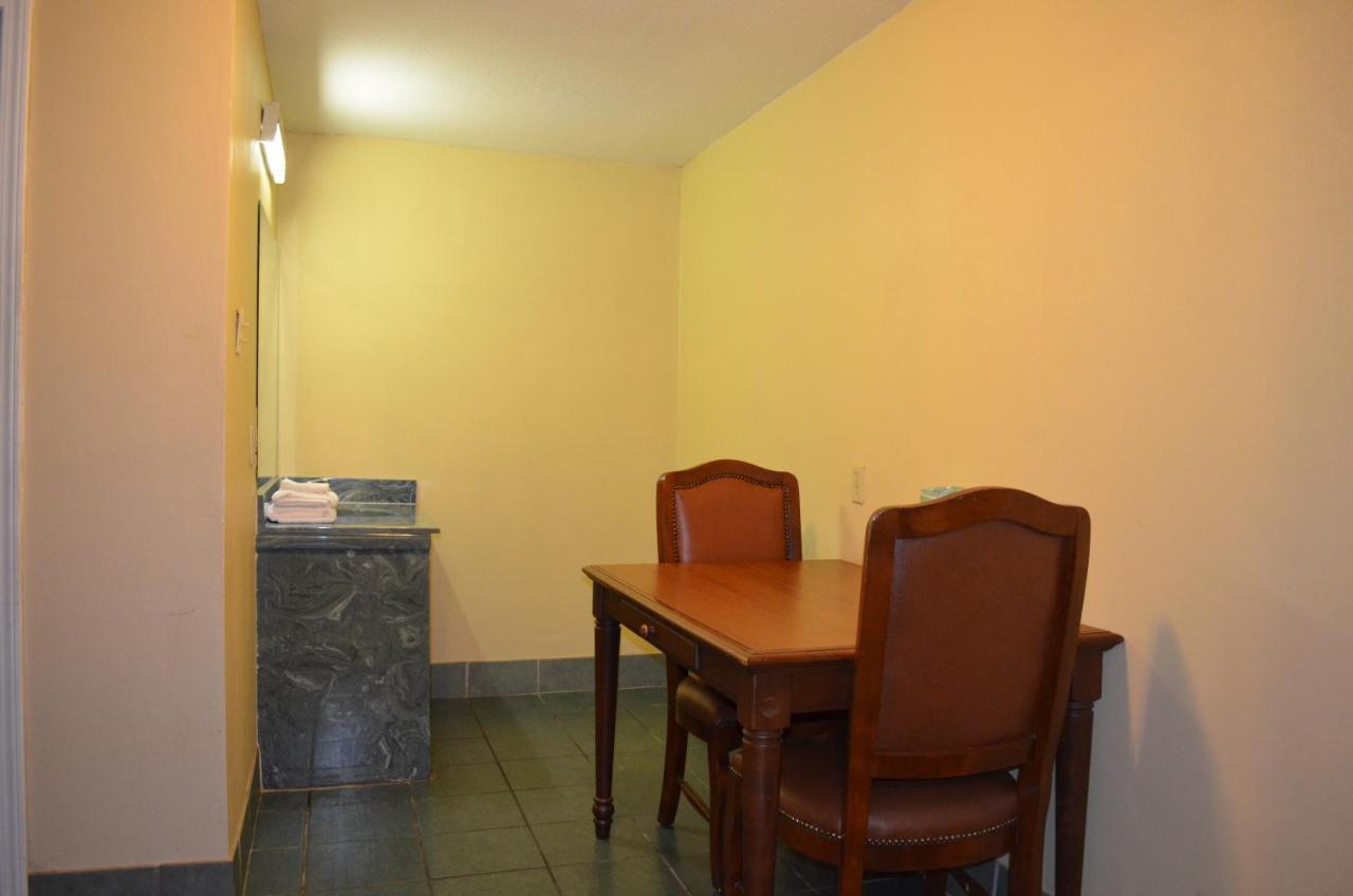 Economy Inn — photo 17