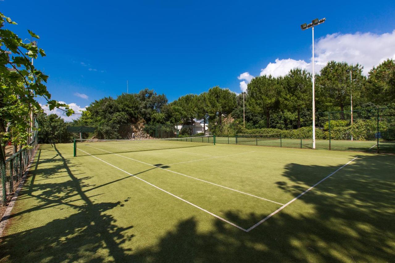 Tennis court: Hotel Le Axidie