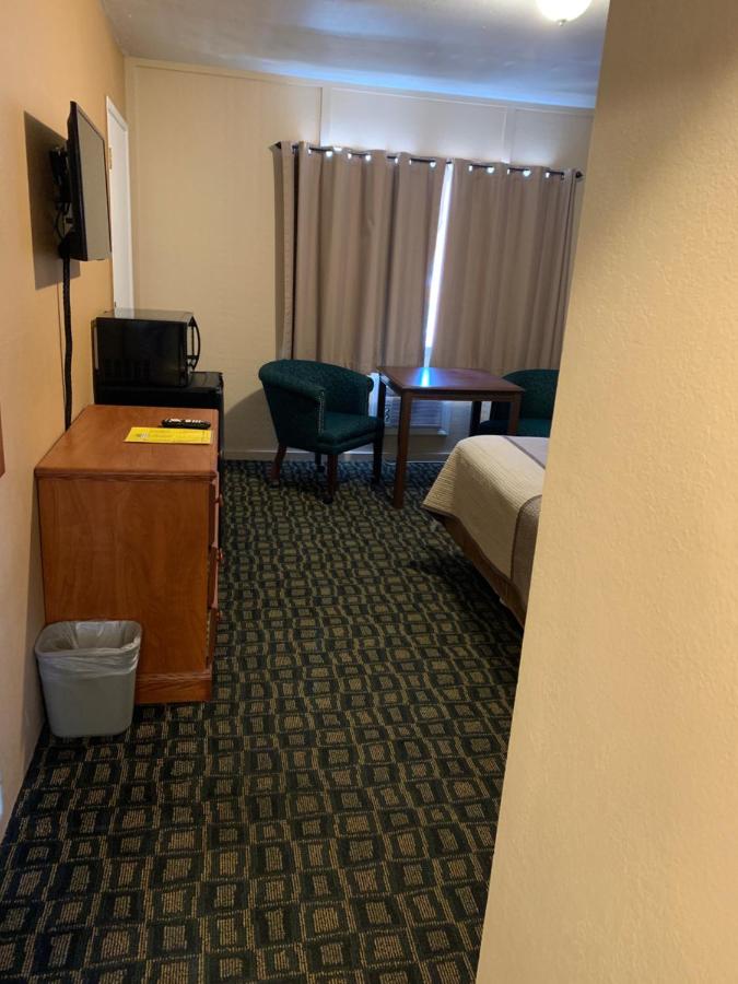 Townhouse Inn & Suites — photo 12