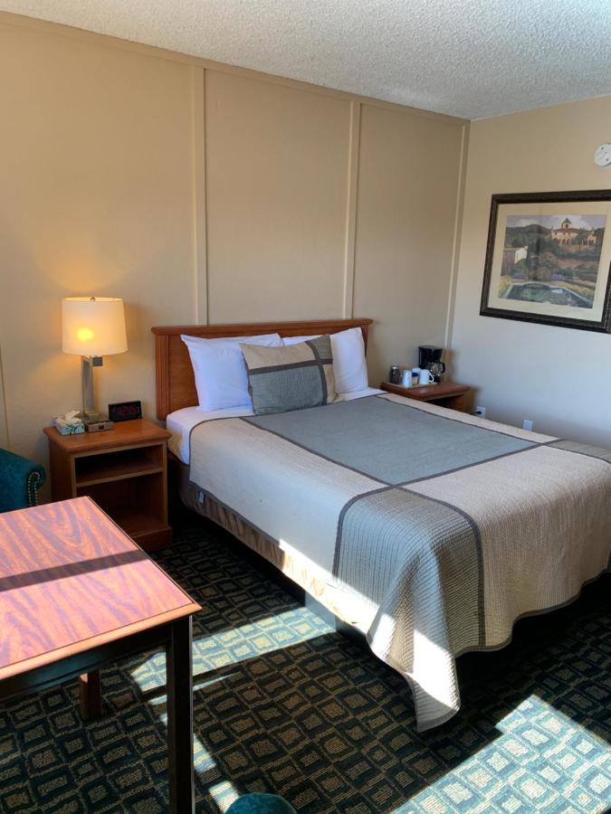 Townhouse Inn & Suites — photo 7