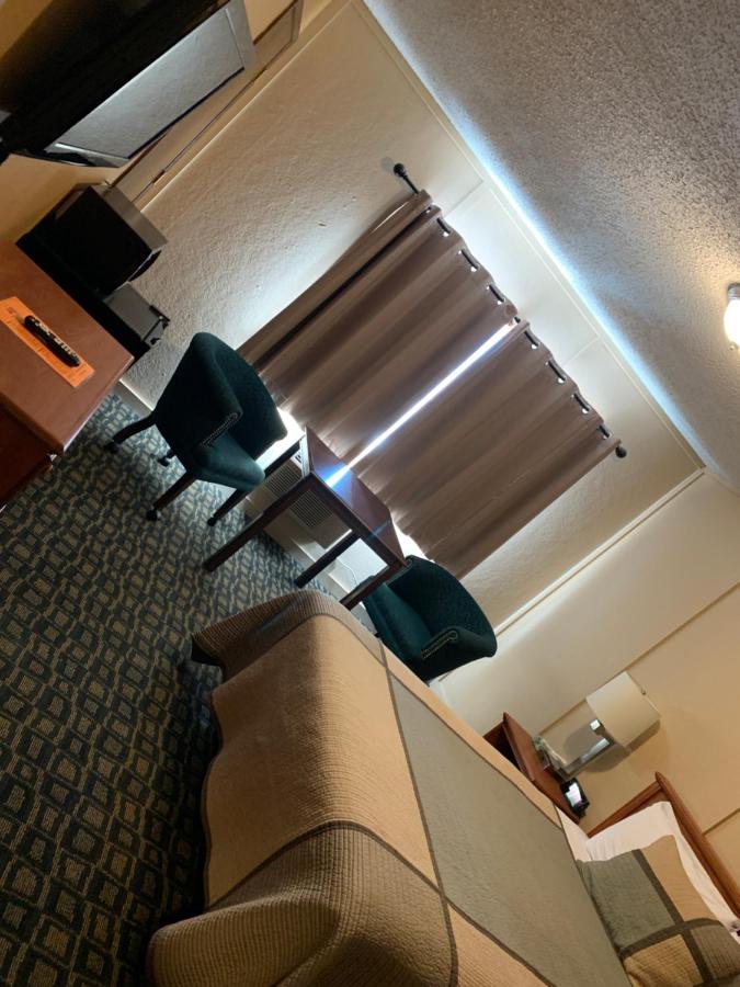 Townhouse Inn & Suites — photo 11