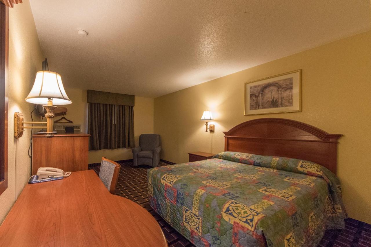 Deluxe Inn — photo 11