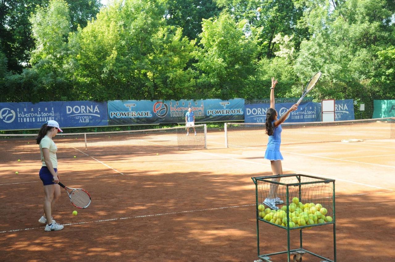 Tennis court: Hotel Herastrau