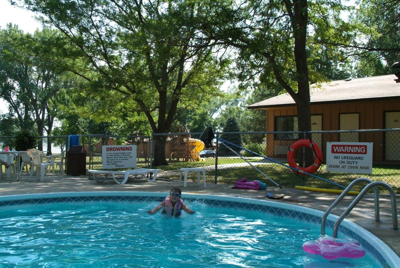Heated swimming pool: Lewis & Clark Resort
