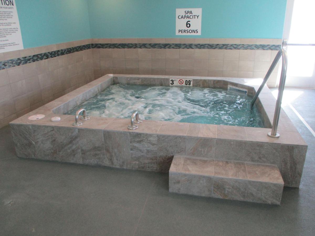 Heated swimming pool: Best Western Plus Rapid City Rushmore
