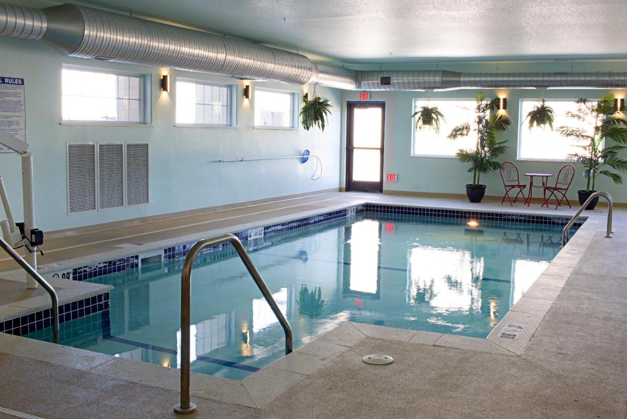 Heated swimming pool: Newcastle Lodge & Convention Center