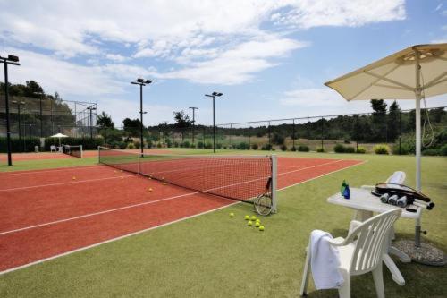 Tennis court: AKS Hinitsa Bay