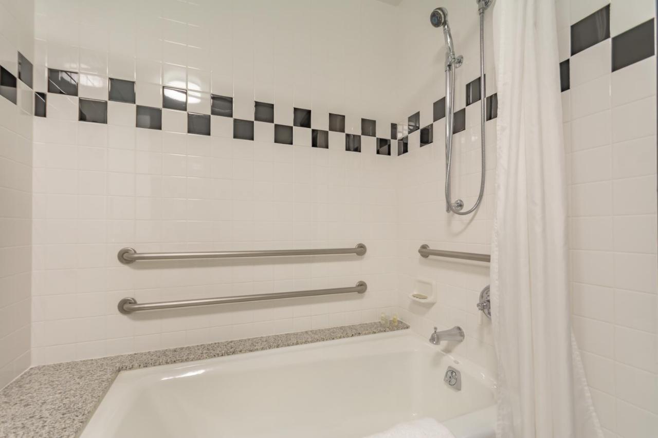Proximity Hotel — photo 13