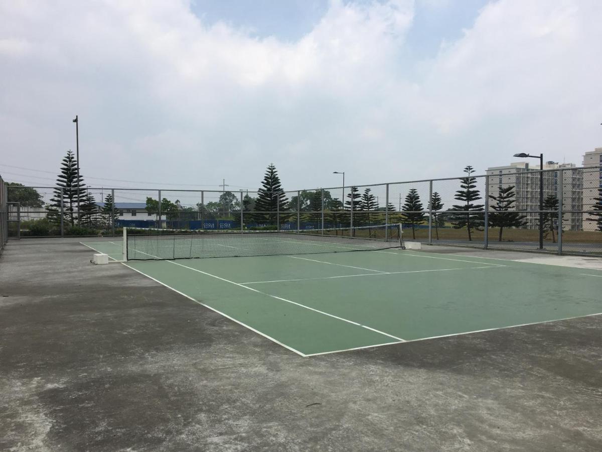 Tennis court: Wind Residences cool breeze & amazing tagaytay view
