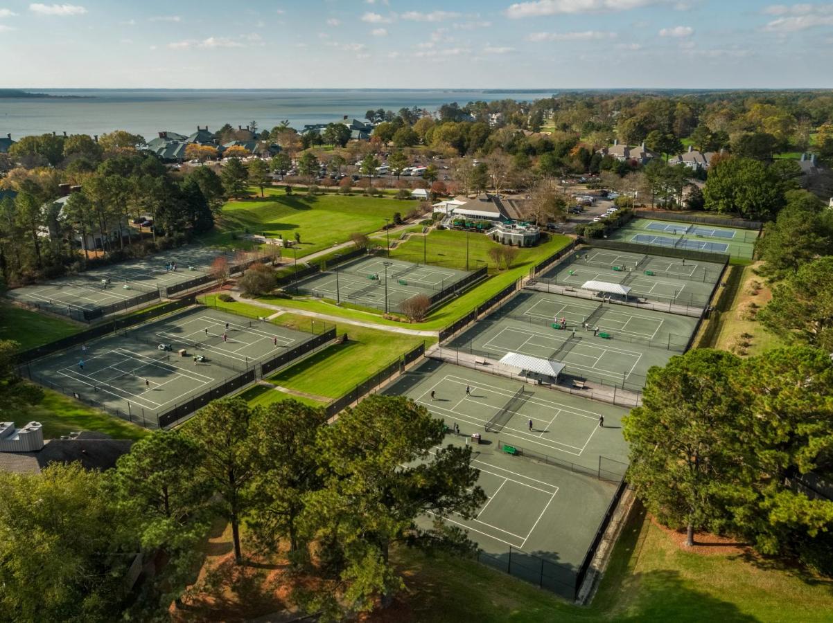 Tennis court: Kingsmill Resort