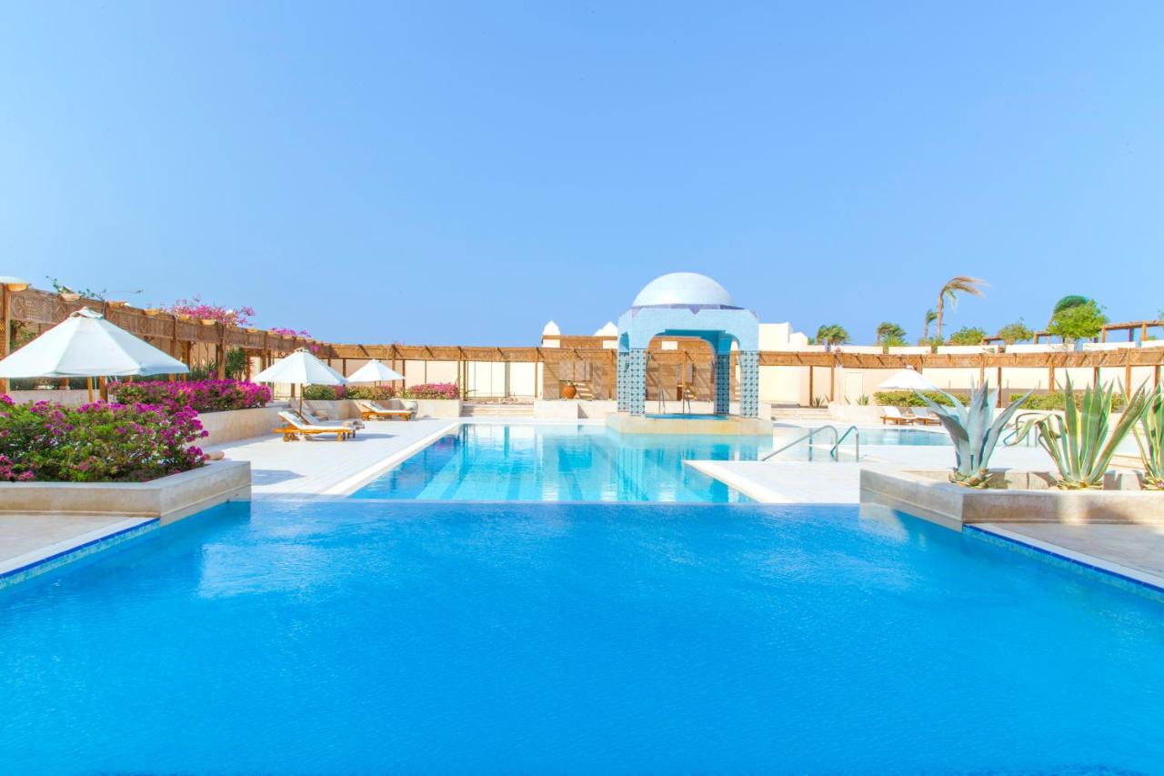 Heated swimming pool: Kempinski Hotel Soma Bay