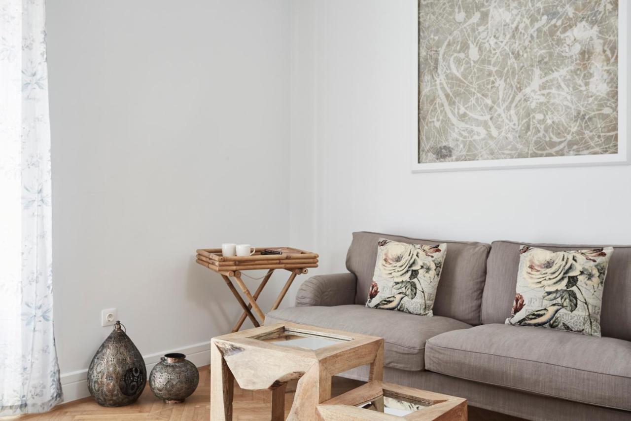 Luxury n Chic Athens Museum Apt - 4