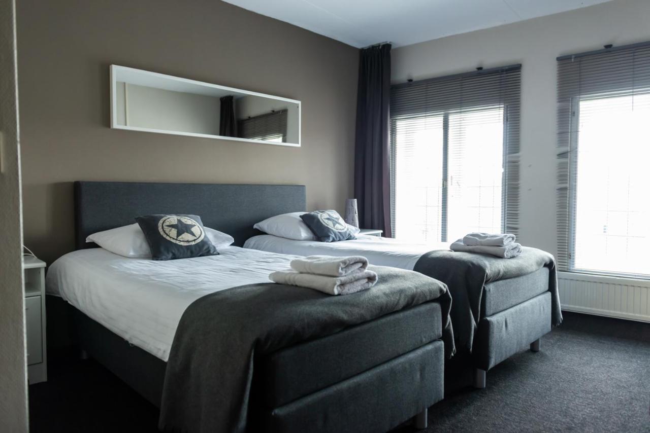 Een bed of bedden in een kamer bij Hotel en Grand Café De Pauw