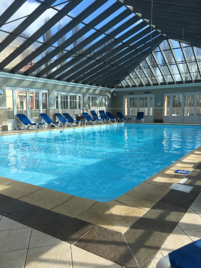 Heated swimming pool: APT. RESIDENCE JARDINS COTE D'OPALE