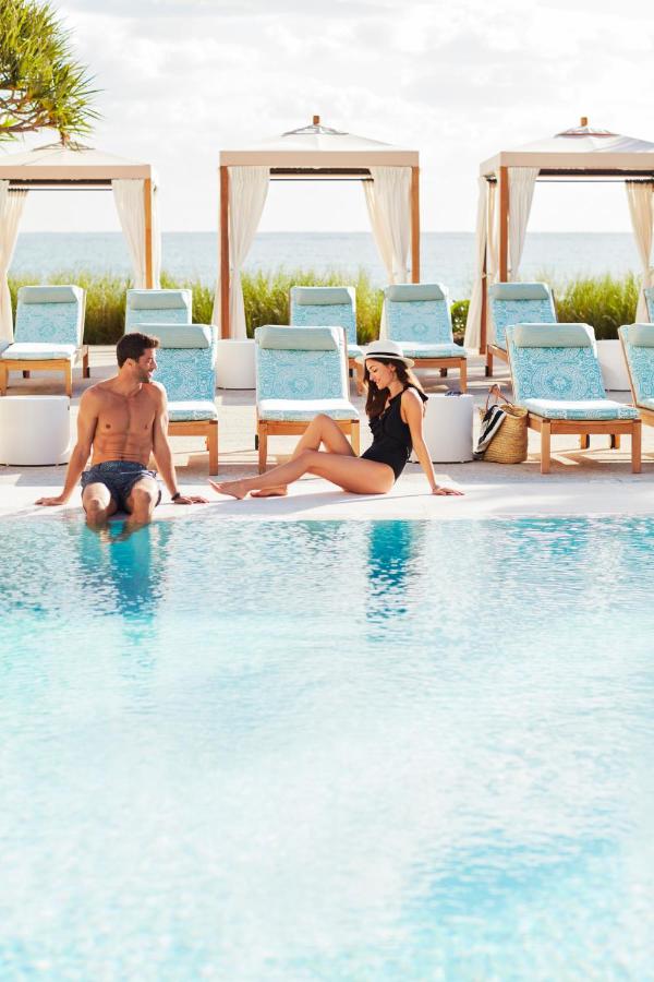 Heated swimming pool: Four Seasons Resort Palm Beach