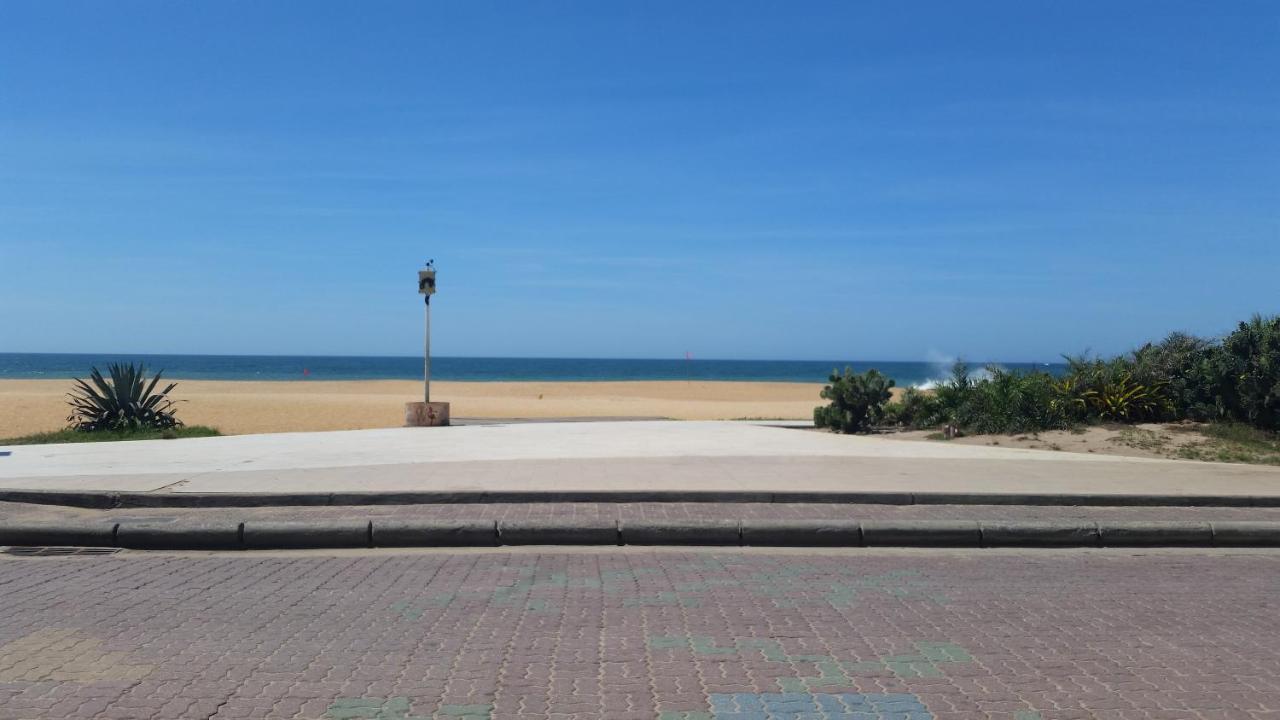 Hotel, plaża: Casa frente para o mar de Costa Azul em Rio das Ostras