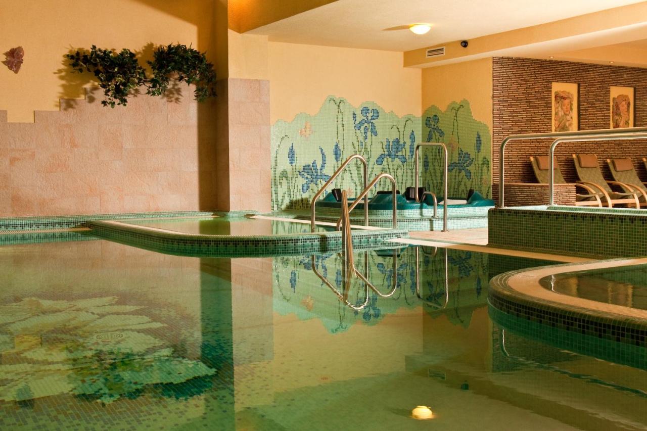 Heated swimming pool: Elizabeth Hotel